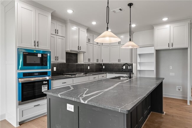 Building Photo - 1121 Whistler St