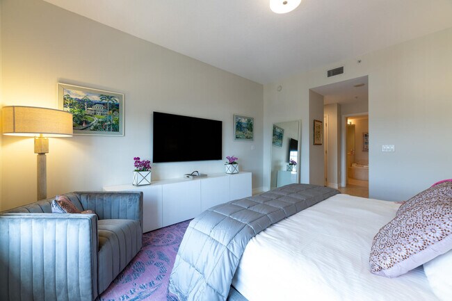 Building Photo - 801 S Olive Ave