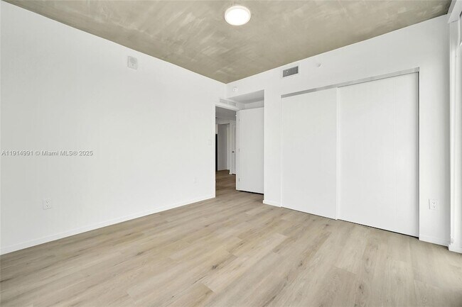 Building Photo - 475 NE 125th St