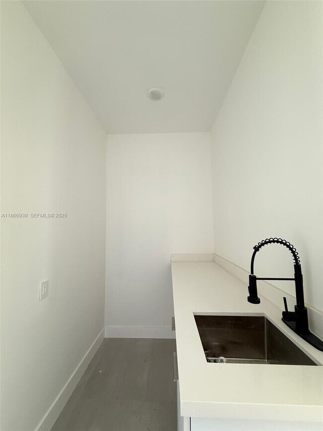 Building Photo - 5 SW 26th Pl