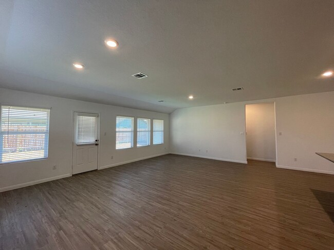 Building Photo - Luxury Vinyl Plank (No Carpet) /  Fridge I...