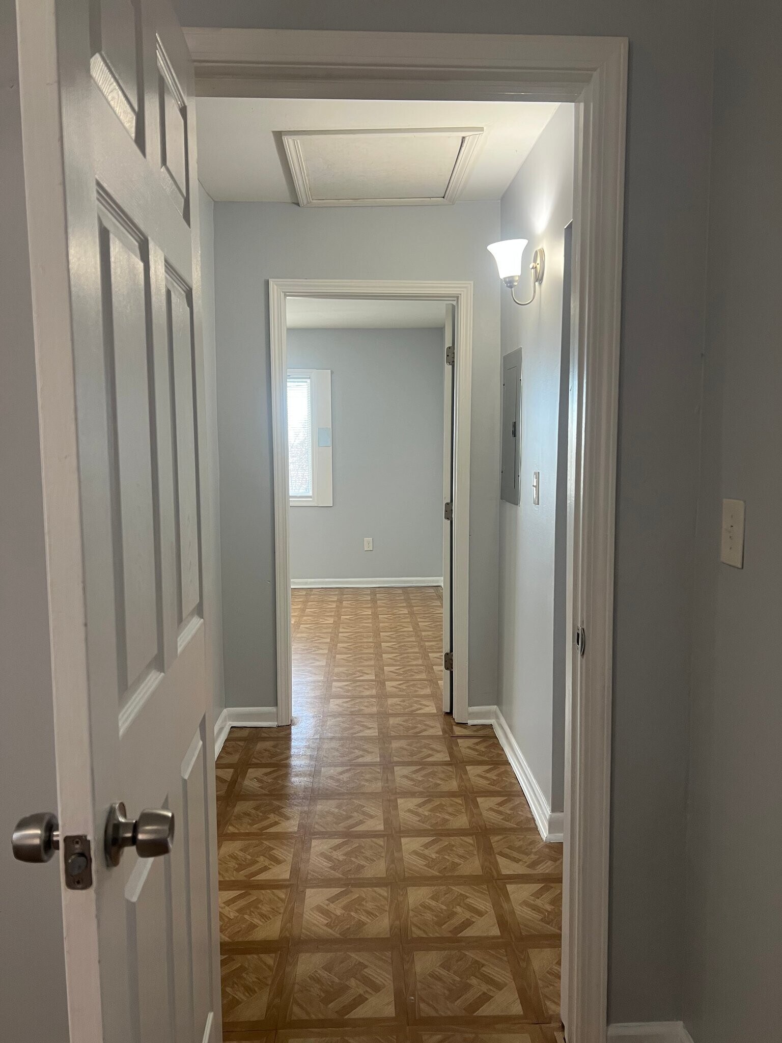 Building Photo - 305 W Oak St