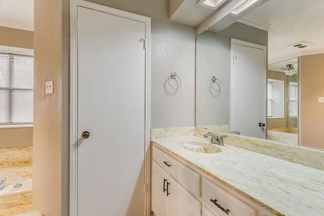 Building Photo - Spacious Home in great location!