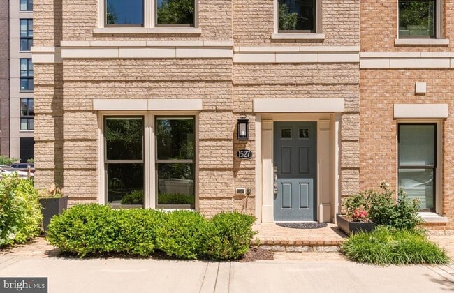 Building Photo - 1527 16th Rd N