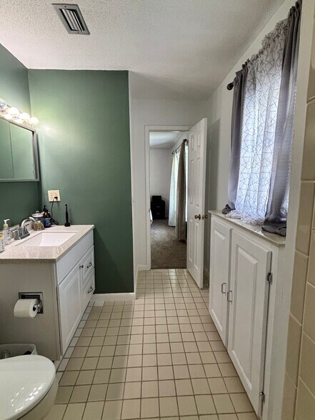 Master Bathroom - 400 Colonial Dr