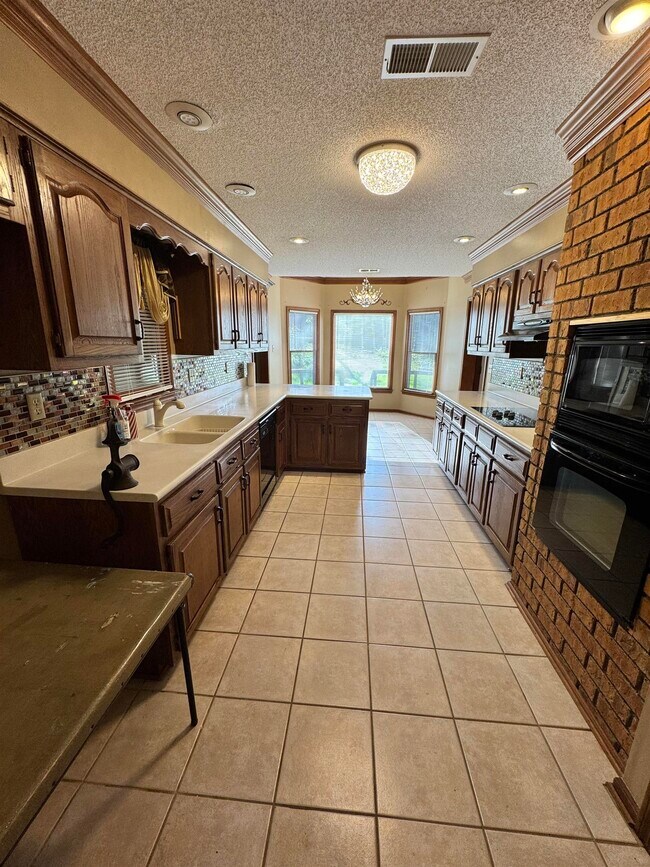 Building Photo - 2025 Mt Badon Ln
