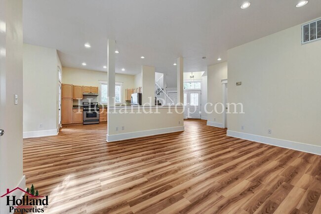 Building Photo - Great, Spacious & Inviting Home in the Heart of Milwaukie! Move-in Special DISCOUNT of $200!!!