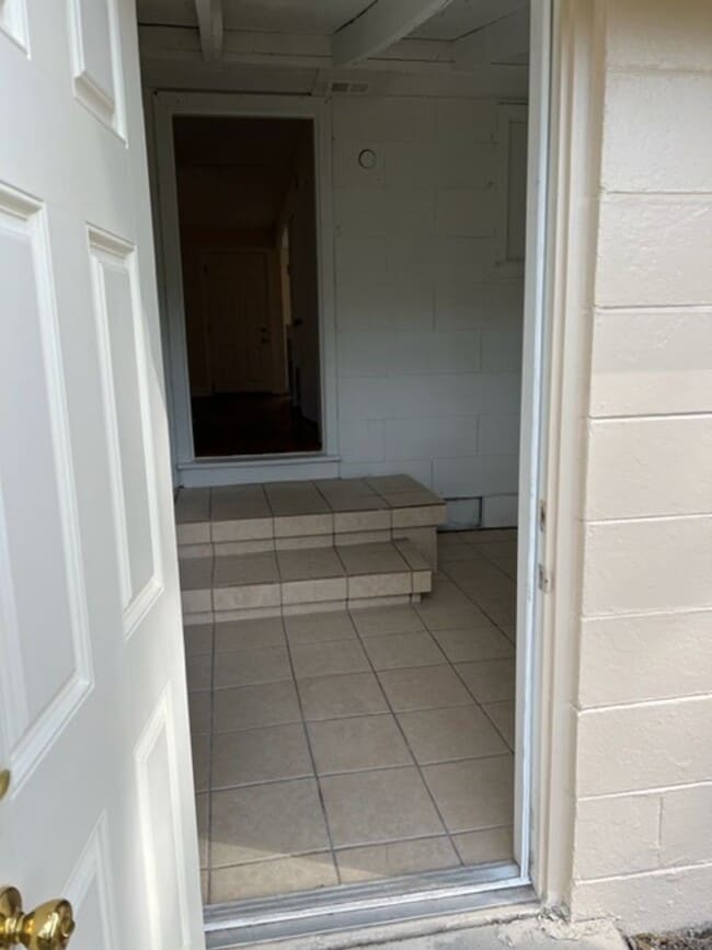 Building Photo - 1208 Cloverlawn Ave