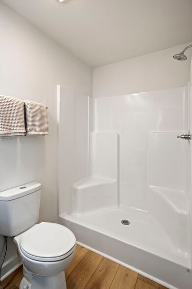 Owner's bath walk-in shower - 7225 Howard Bennett Way