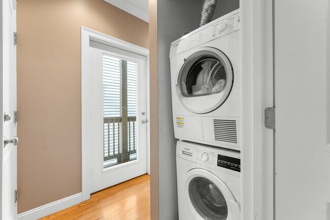 Building Photo - 619 E 3rd St