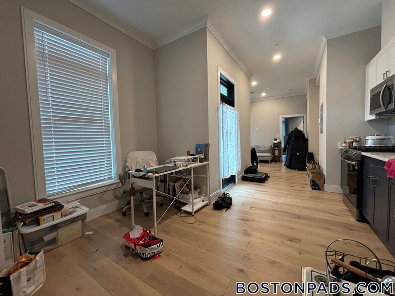 Building Photo - 157 Everett St