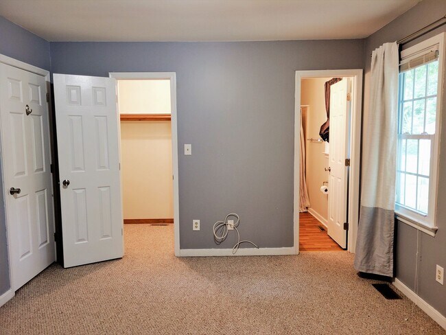 Building Photo - Spacious 3 bedroom 2 bath rancher availabl...