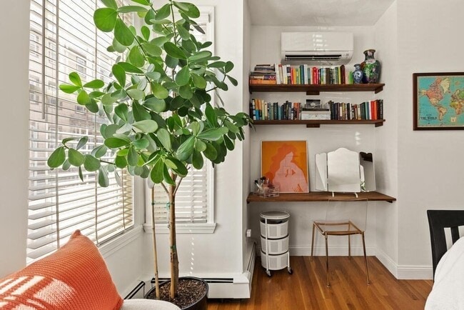 Building Photo - 166 Brooks St