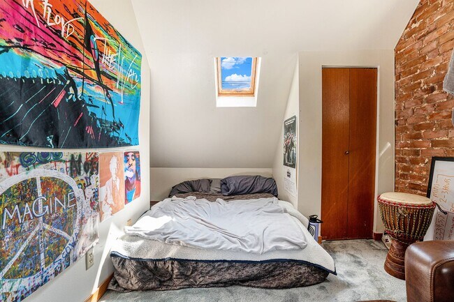 Building Photo - 2 Bedroom Cottage Oasis on The Hill!