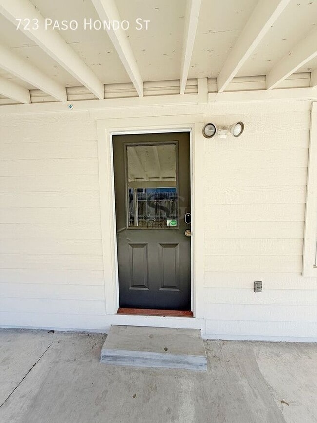 Building Photo - 723 Paso Hondo St