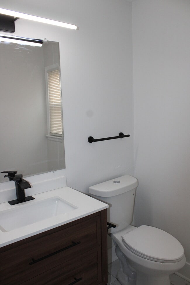 Building Photo - Spacious 5-bedroom, 2.5 full-bath home located in Shawnee, KS