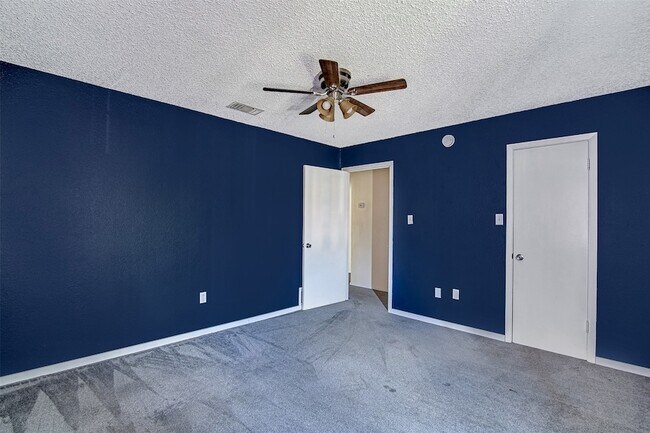 Building Photo - 601 St Charles Dr