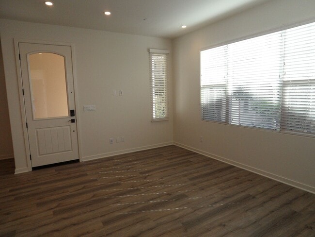 Building Photo - 4BR 3BA two-story condo with 2 Car Attache...