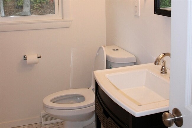 Building Photo - 61 Alton St