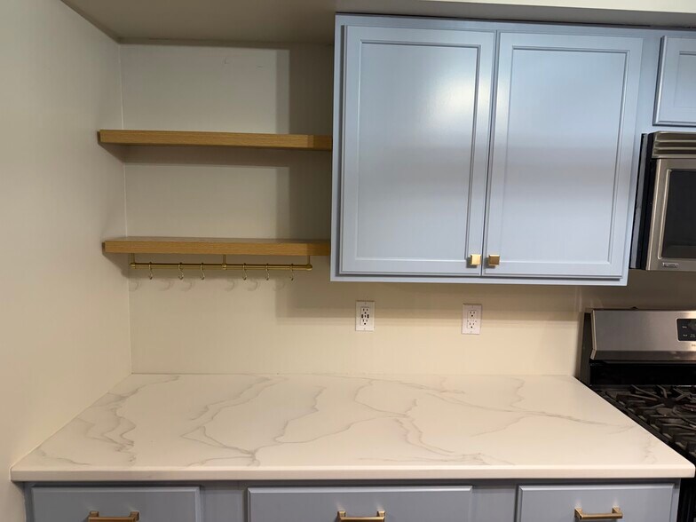 Building Photo - 10 Lincoln St