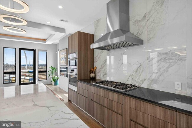 Building Photo - 911 S Oak St