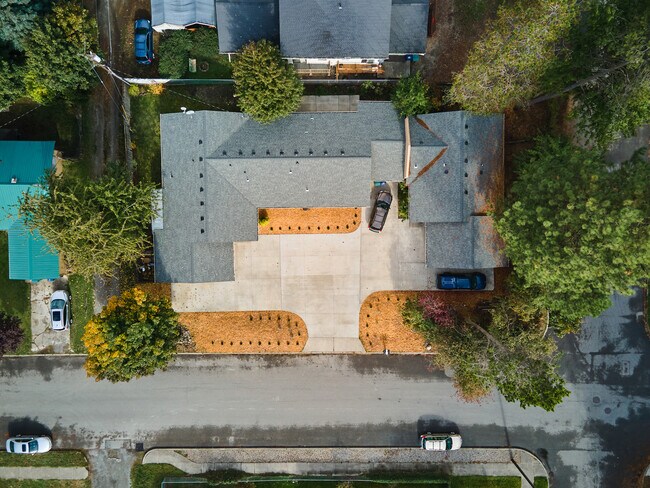 Building Photo - 1325 E Syringa Dr