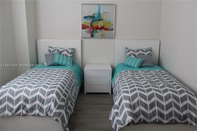 Building Photo - 999 SW 1st Ave