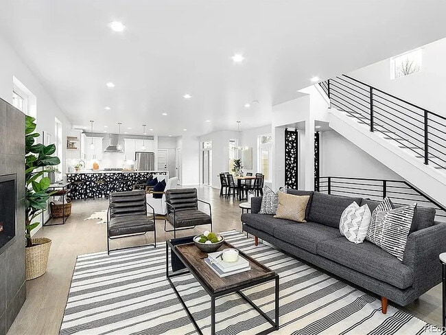 Building Photo - 2458 Chase St