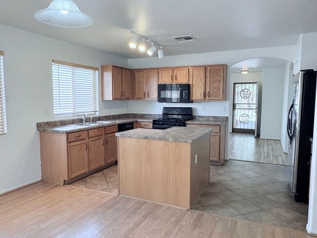 Building Photo - 3-bedroom, 2-bathroom home with walled bac...