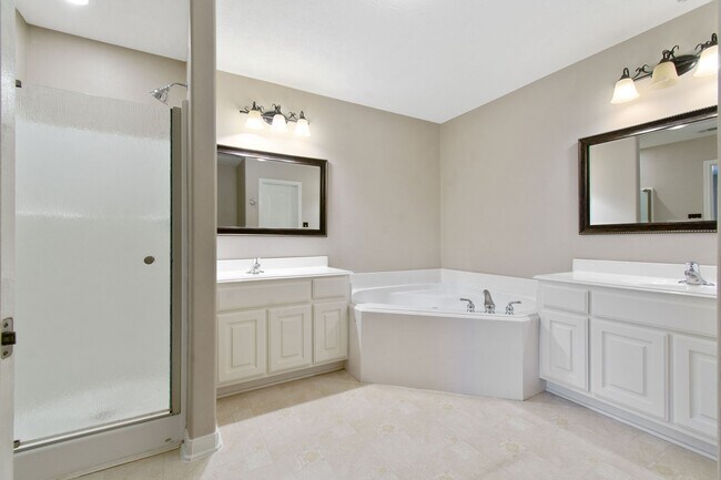 Building Photo - 16225 Summerset Estates Blvd