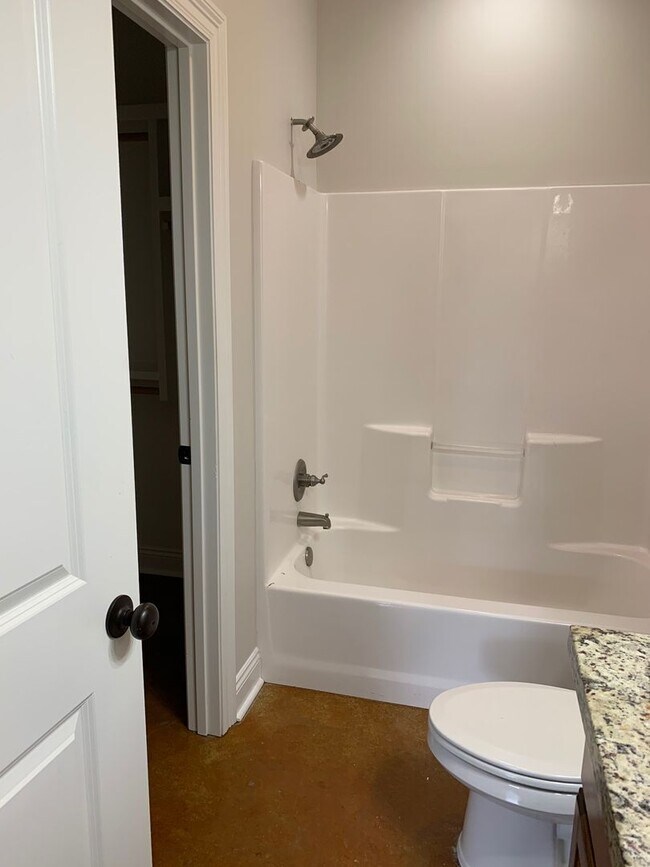 Building Photo - 3 Bedroom 2 bath Duplex for lease