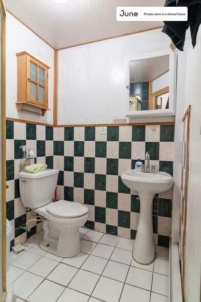 Building Photo - Private bedroom in 5 bed/2 bath Home