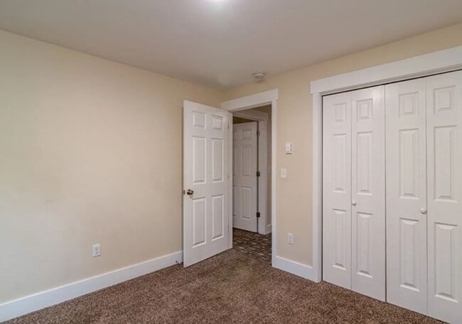 Building Photo - 4 Bed, 2 Bath Duplex Next to EWU!