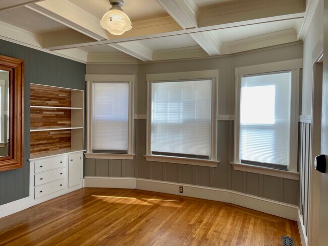 Building Photo - 482 38th St