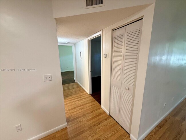 Building Photo - 1237 SW 46th Ave