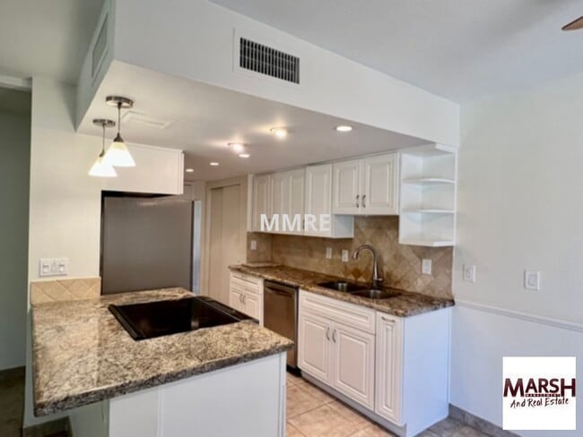 Building Photo - Gorgeous 2 bedroom townhome with lots of u...