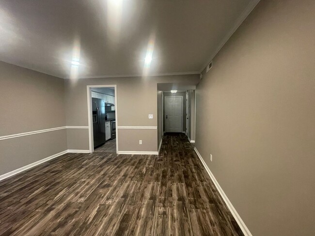 Building Photo - Beautifully renovated 2/2 in Bellevue! **M...