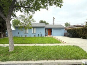Building Photo - Beautiful 3 bedroom + 2 bath property in L...
