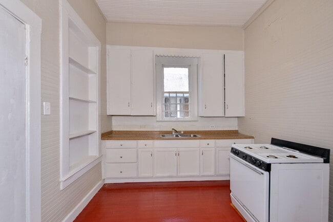 Building Photo - Nice Historic Home Near  Downtown