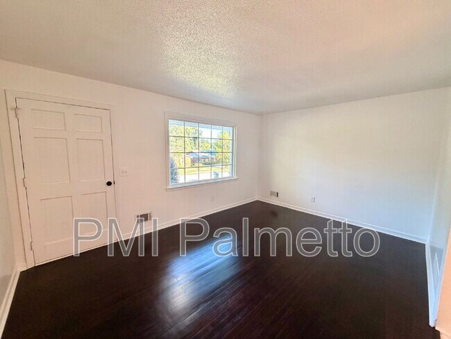 Building Photo - 128 Crestmore Dr