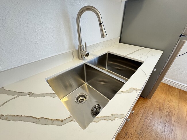 Building Photo - 1960 Argyle Ave