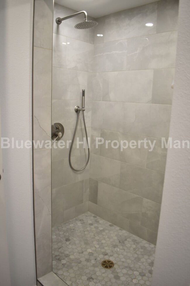 Building Photo - Waikele 4 bedroom, 3 bath home w/ enclosed garage