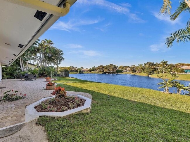 Building Photo - 4989 Pineview Cir