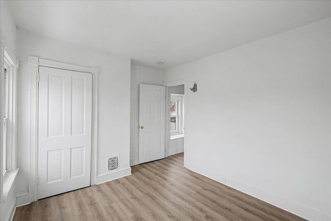 Building Photo - 206 N Broadway