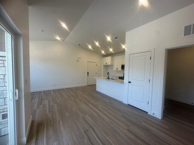 Building Photo - Luxury 3 bedroom Condo in Desert Color!