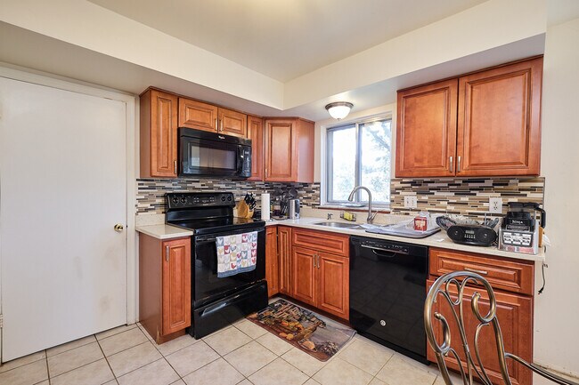 Building Photo - 9124 Orchard Brook Dr