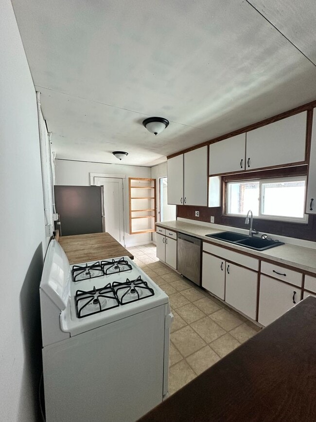 Building Photo - Large 4 Bedroom Apartment in Canyonville