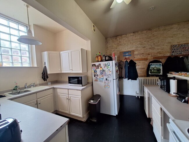 Building Photo - Large 3 Bedroom Open August