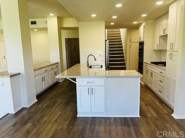 Building Photo - 2530 Navarra Dr