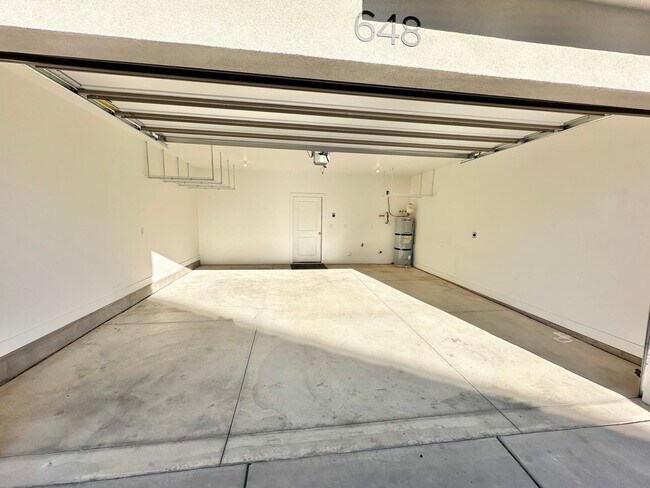 Building Photo - Desert Color Townhome!
